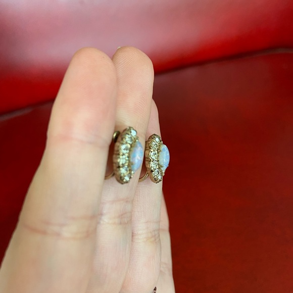 Vintage Vargas Rhinestone & Opal screw back earrings Gold Tone Prong Set Stones - Picture 7 of 7